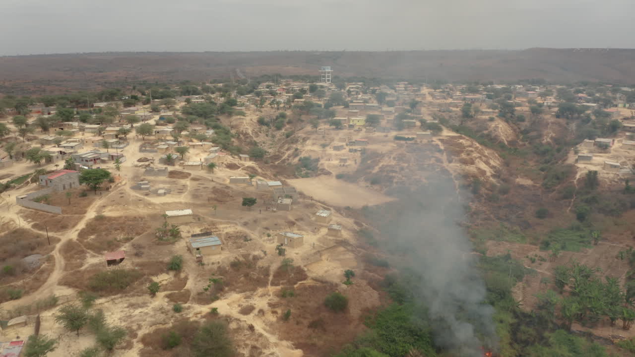 angola, volando sobre un pequeño pueblo de adobe, caxito, bengo, áfrica 4
