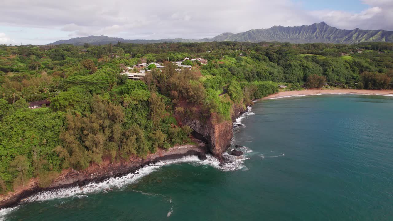 las imágenes de drones del acantilado del océano de kauai hawai