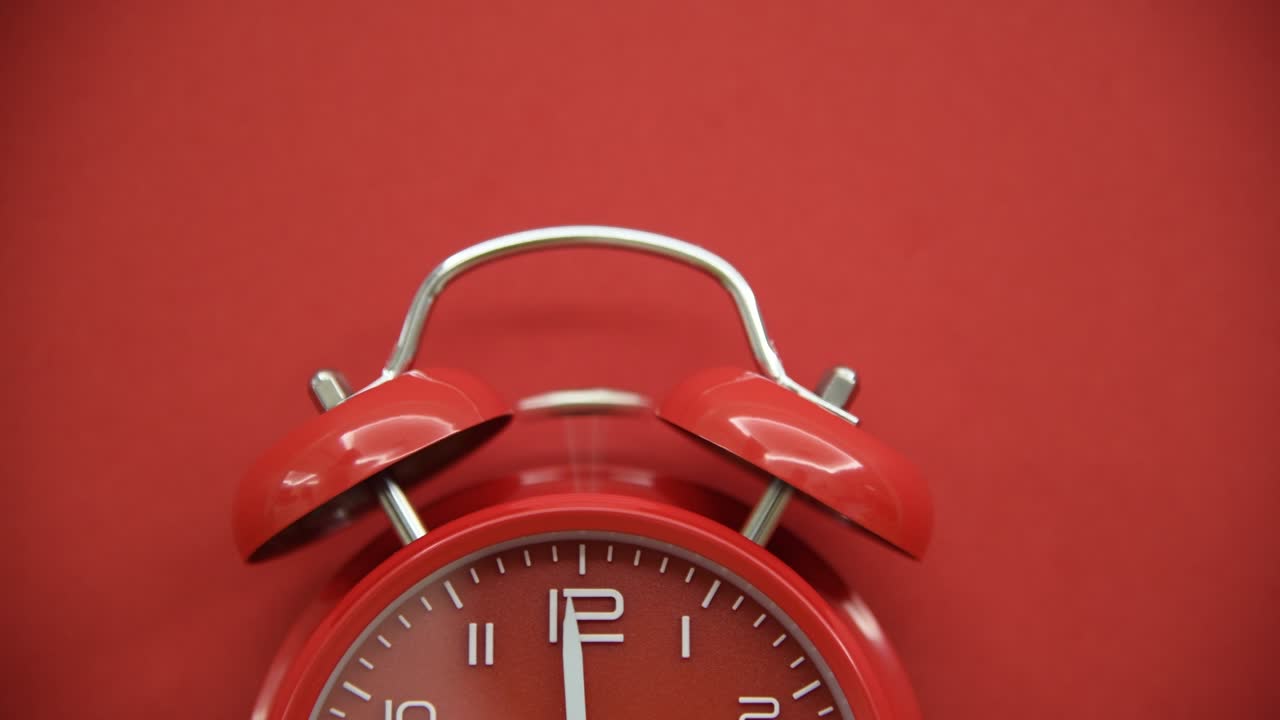reloj de alarma rojo sobre fondo rojo