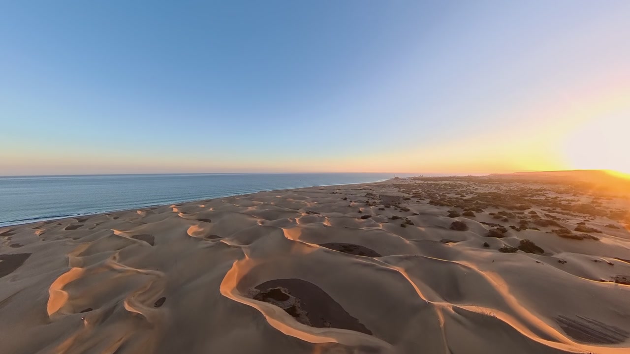 Ripresa aerea di dune vicino a Playa del Inglés al tramonto a Gran Canaria.