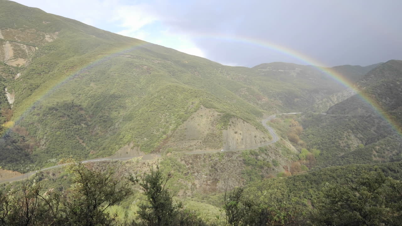 lapso de tiempo de la tormenta de lluvia rápida que se despeja sobre las montañas de santa ynez sobre ojai california 1
