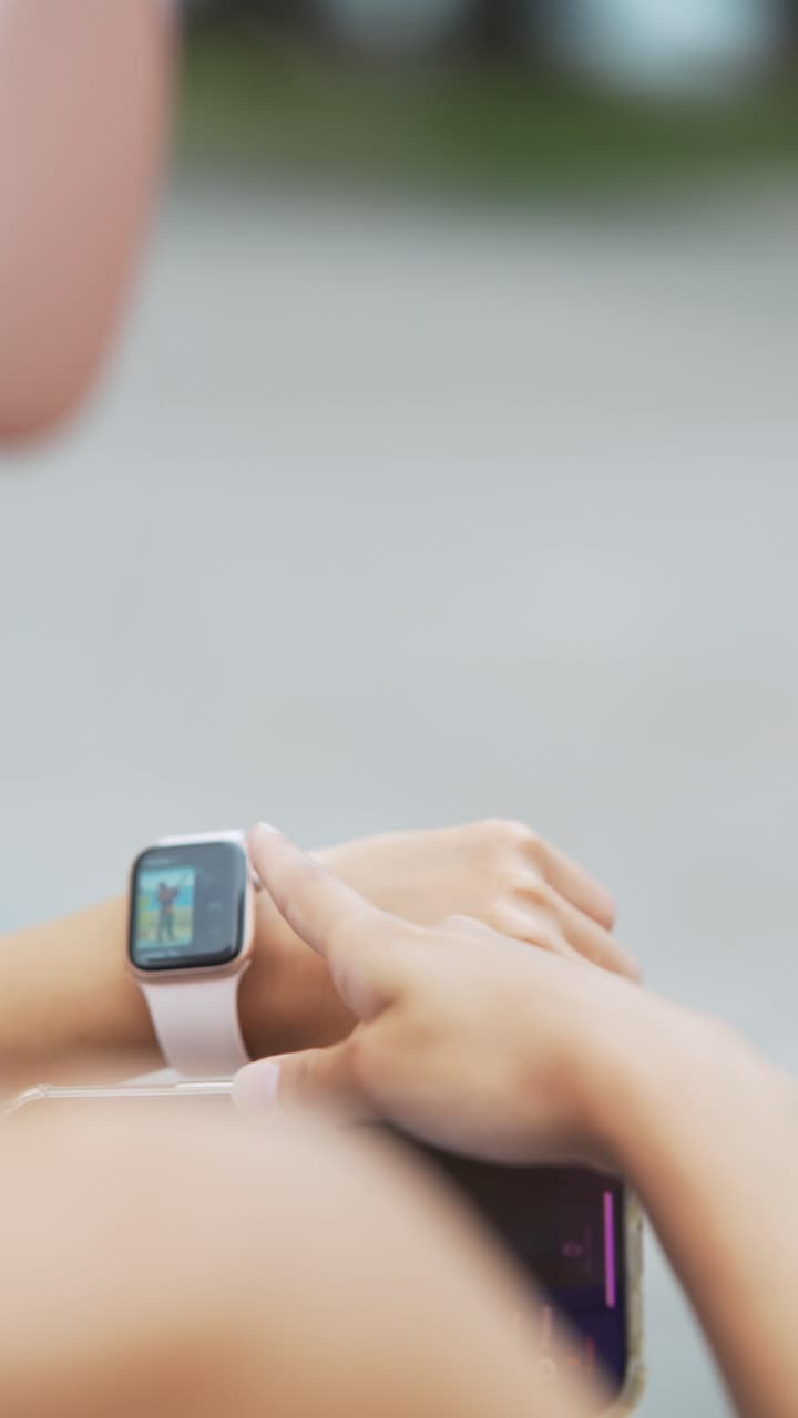 mujer usando reloj inteligente y auriculares durante un entrenamiento