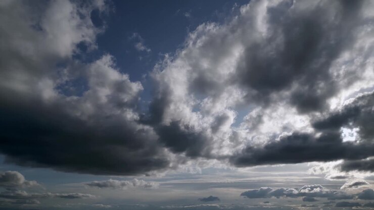 Billede fra venstre mod højre, aftenhimmel, mørkegrå skyer dækker solen, tåget landskab.