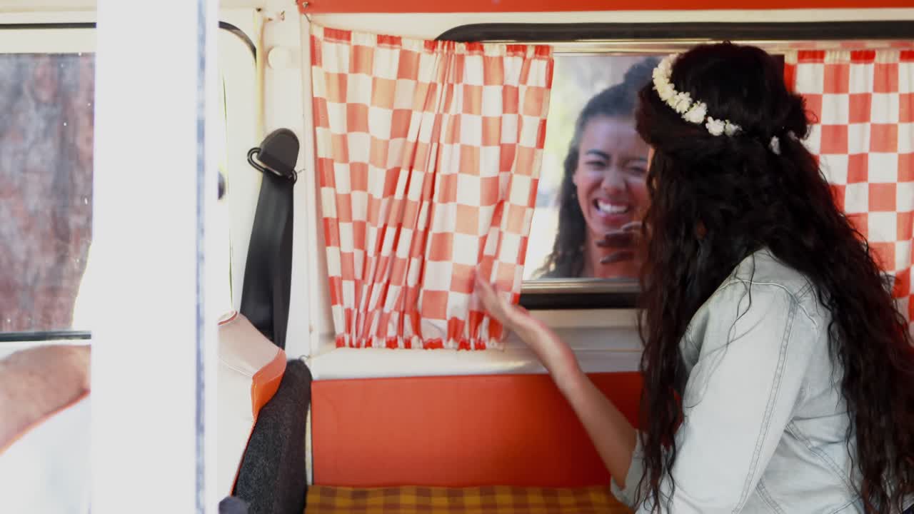 mujer siendo asustada por su amiga a través de la ventana 4k