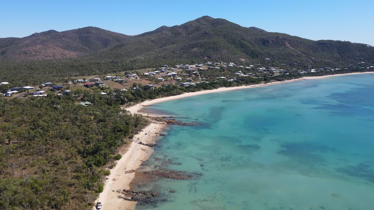 paisaje urbano de hideaway bay entre la cordillera y la playa azul de la región de whitsunday, norte de queensland, australia