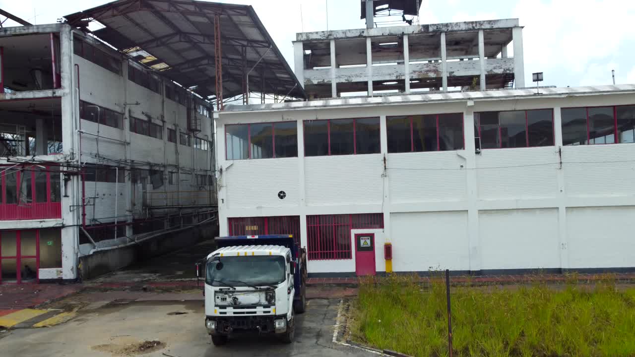 비참한 과거에도 불구하고, 술 공장의 폐허 사이에는 괴롭히는 아름다움이 있습니다.