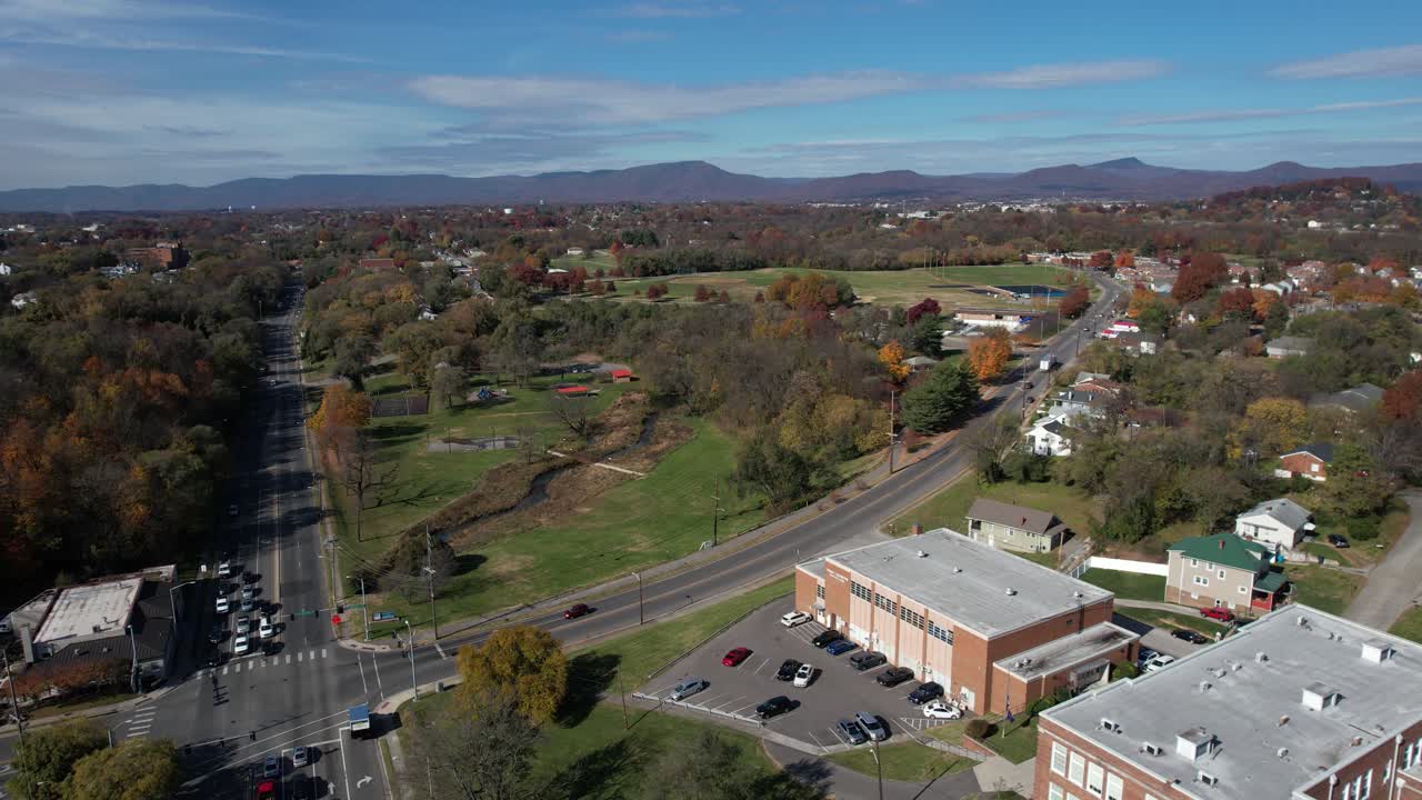 vista aérea de drones de los suburbios de roanoke en el colorido paisaje otoñal, virginia usa en un día soleado