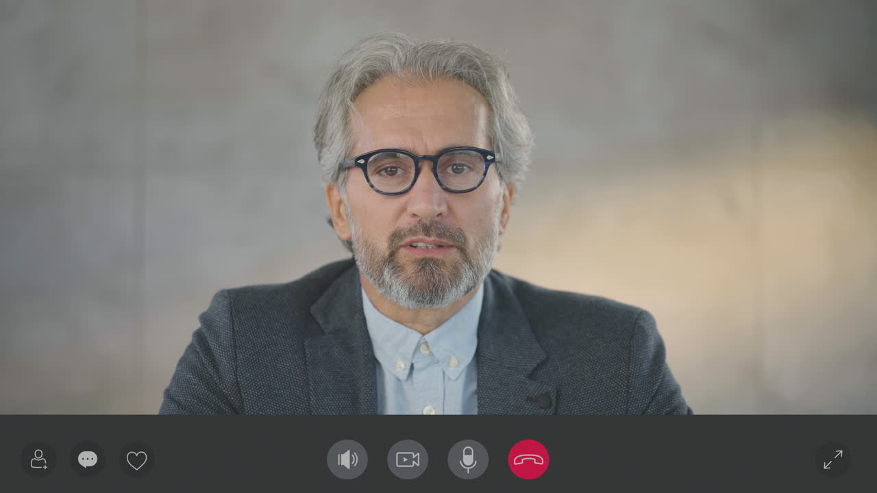 usando una pantalla grande para una llamada de video