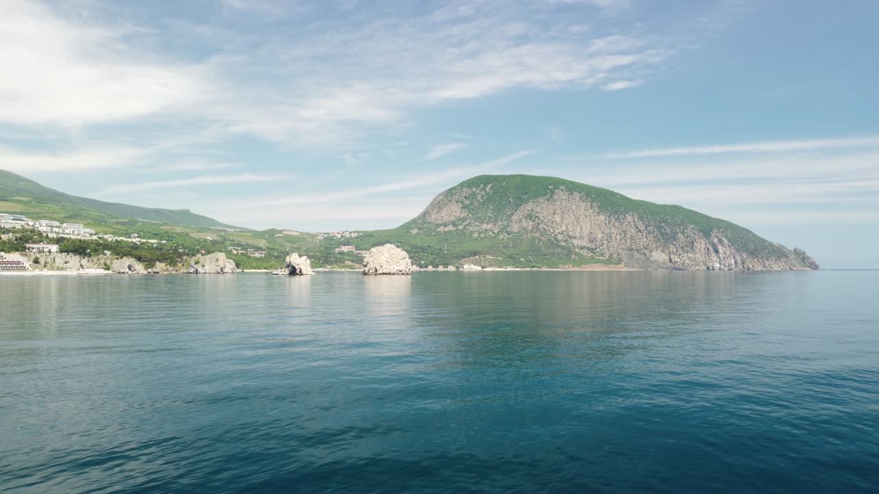 구르주프 리조트 시티: 베어 마운틴, 아유다그, 타, 크리미아의 파노라마 뷰, 봄의 빛 날, 자연, 여름, 바다, 해변 배경, 휴가, 여행 및 휴가 개념