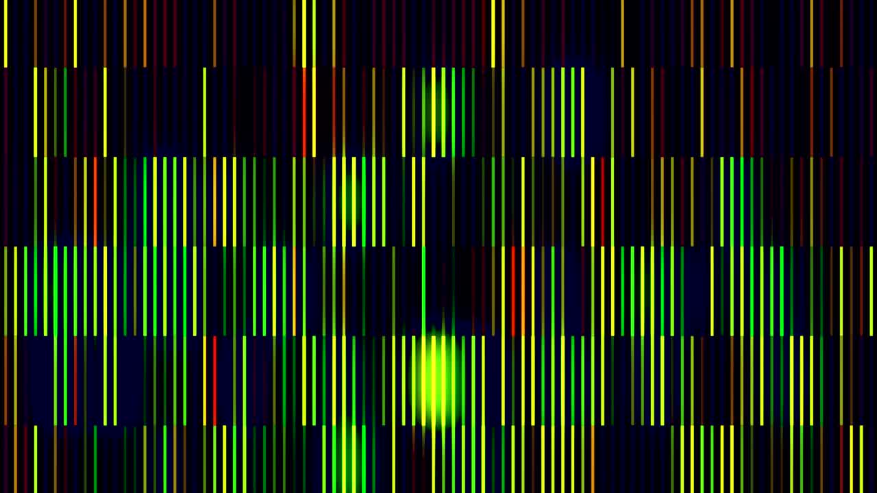 líneas estrechas verdes abstractas que fluyen rápidamente en un fondo negro, bucle sin costuras. movimiento. fondo de pared de disco creado por rayas coloridas reflejadas