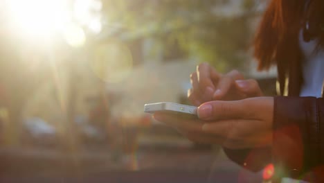 mujer usando teléfono móvil en la calle de la ciudad 4k