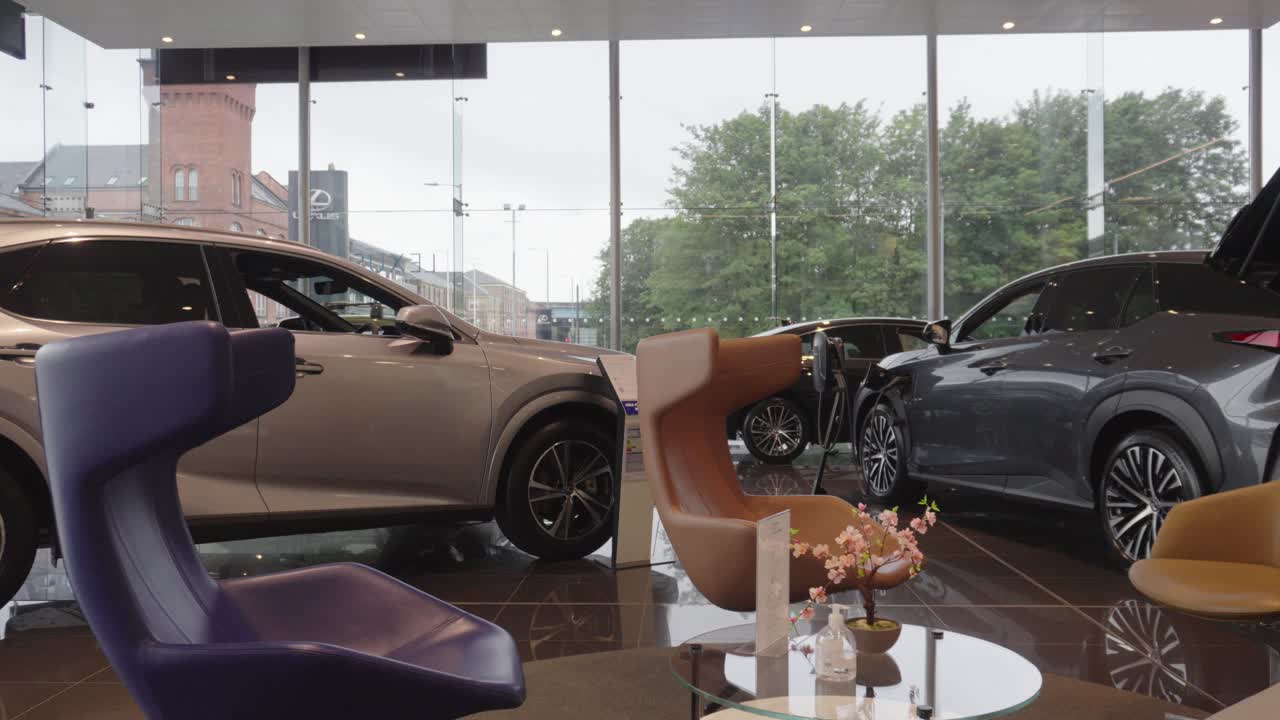 una nueva sala de exposición de automóviles en el interior