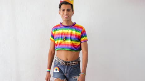 joven gay latino con vaqueros cortos y traje lgbtq arco iris