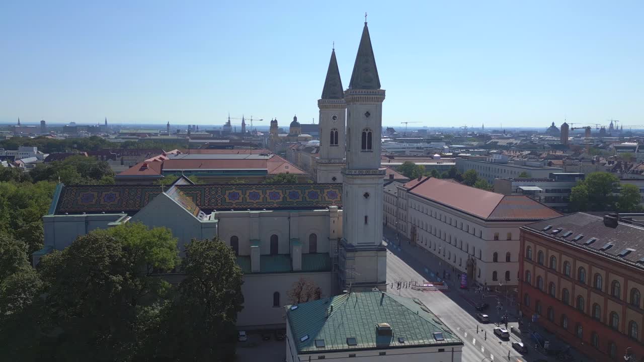 perfecta vista aérea de arriba vuelo iglesia st ludwig ciudad ciudad de munich alemania bávaro, verano cielo azul soleado día 23