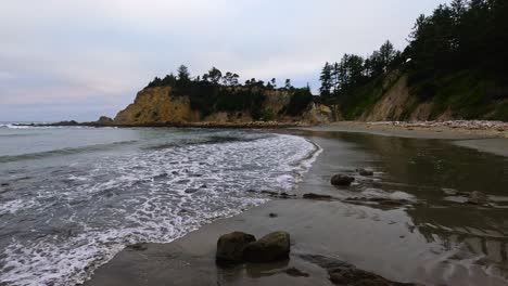 Sandy-ocean-coastline-on-a-cloudy-day