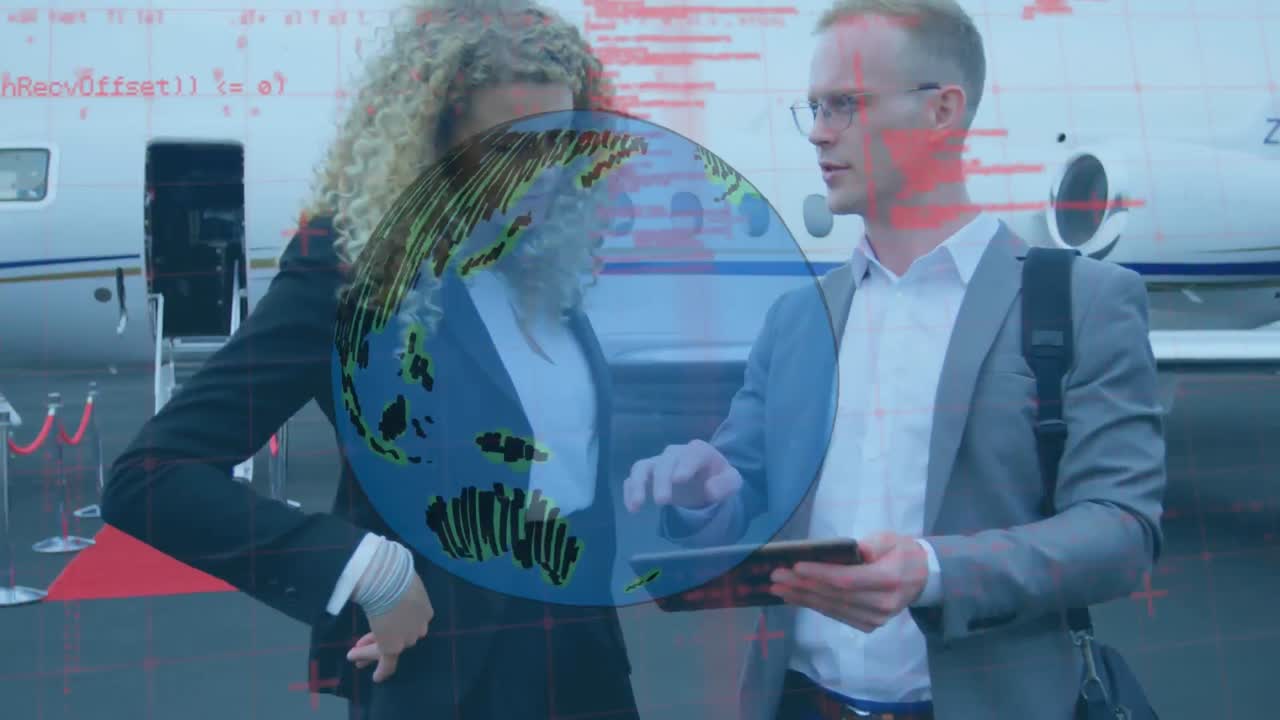 глобус и обработка данных над бизнесменом и бизнесменкой с помощью цифрового планшета на взлетно-посадочной полосе аэропорта