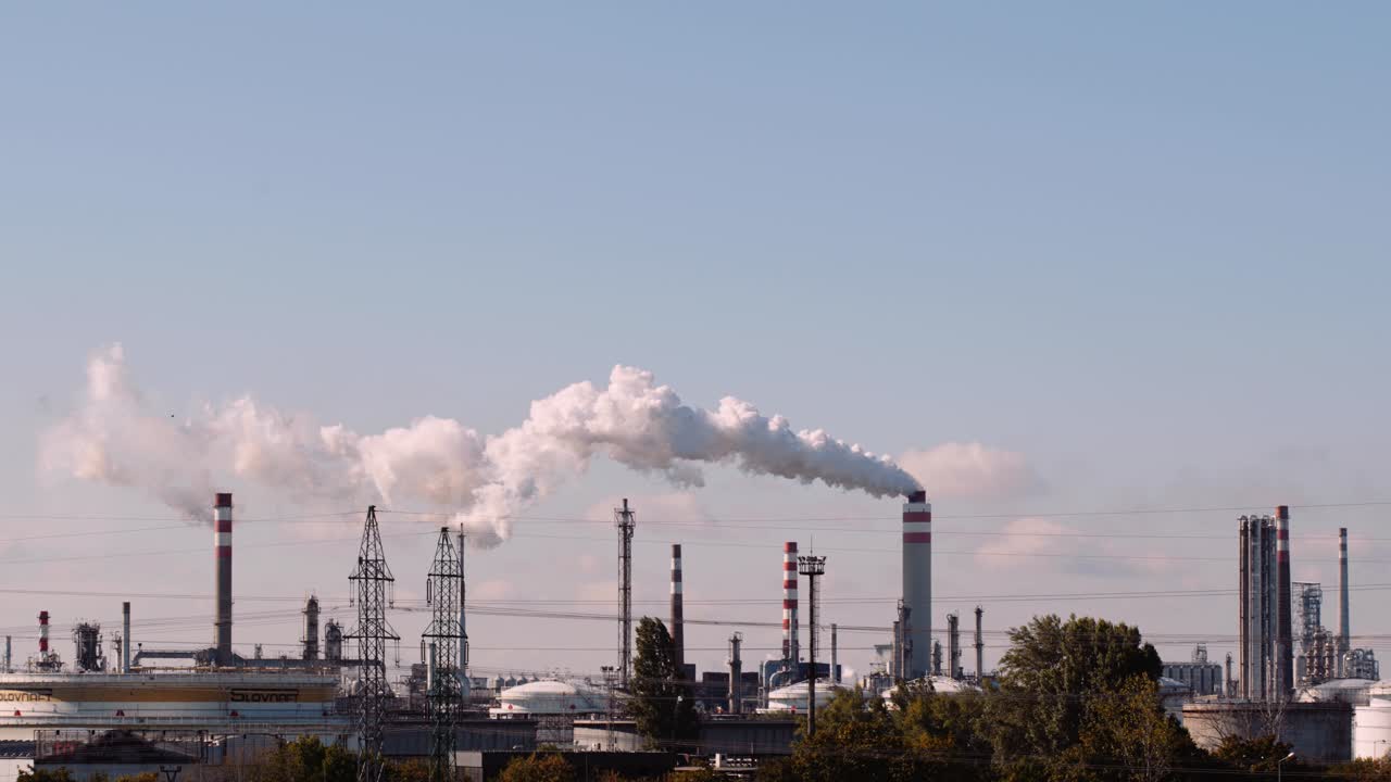 Fumo bianco che si sprigiona da una grande ciminiera di fabbrica - concetto di industrializzazione