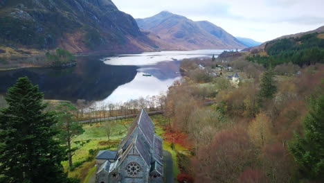 Überfliegen-Einer-Kirche-Auf-Einem-See-In-Schottland