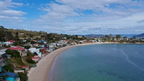 Enthüllung-Von-Häusern,-Die-Sich-Am-Strand-Von-Opossum-Bay-In-Tasmanien-Drängen