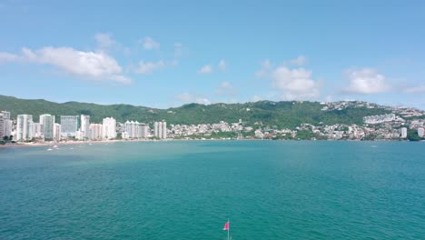 Vista-De-Pájaro-Sobre-El-Océano-Pacífico-Azul-Por-La-Costa-De-La-Playa-Condesa-En-El-Día