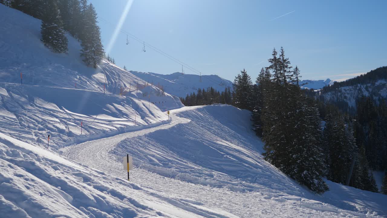 zona de esquí en los alpes suizos con gente y telesillas en la zona de esquí de invierno de beckenried