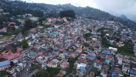 Epic-establishing-drone-shot-of-Kodaikanal-town-with-Sacred-Heart-Church-in-view,-Dindigul,-Tamil-Nadu