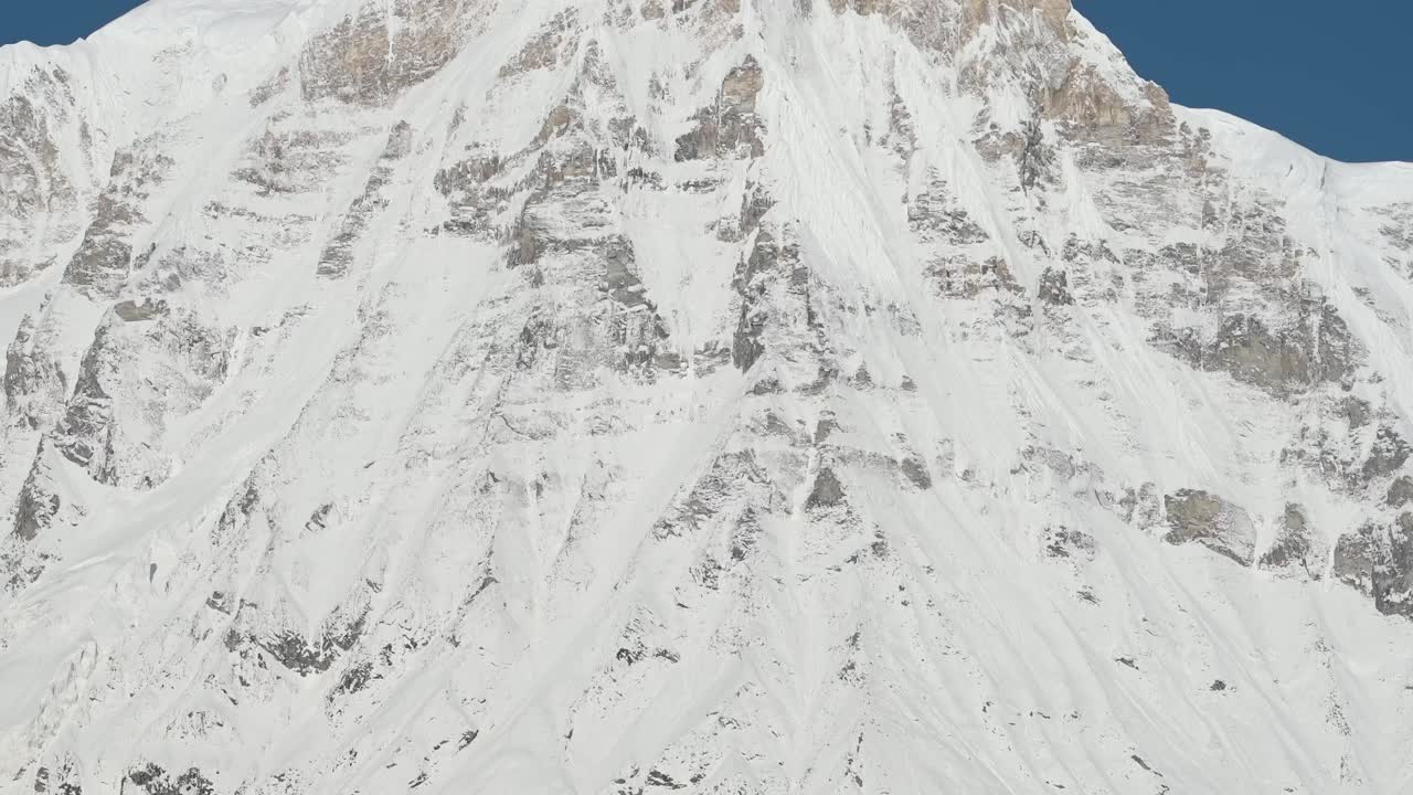 히말라야 산맥에서 눈이 인 가파른 산면, 네팔의 산면, 눈이 쌓인 색 산 풍경, 겨울에는 거친 산면