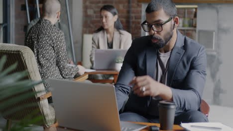 business people working in a cafe