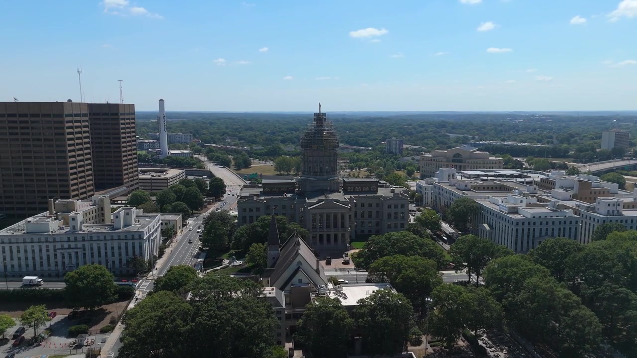 Roterende luftoptagelse af Georgia State Capitol-bygningen under opførelse