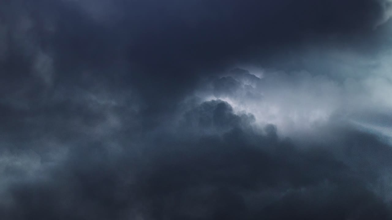 punto de vista tormenta y nubes oscuras moviéndose sobre el cielo