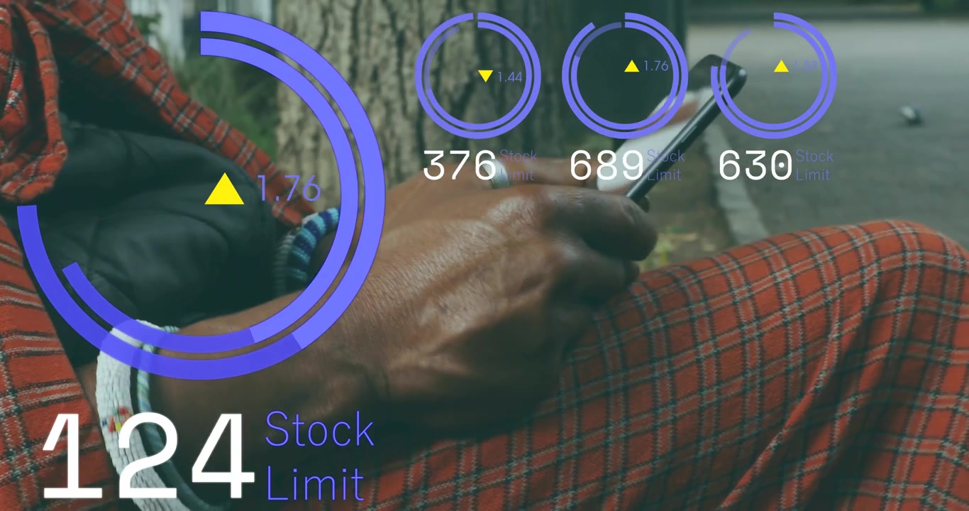 Uomo maturo porta la mano al telefono, scorre e tocca, aggiornando il limite di stock e anelli HUD viola.