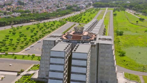 Faro-Monumental-De-Cristóbal-Colón-En-Santo-Domingo,-República-Dominicana---Drone-Descendiendo