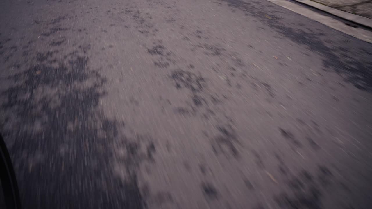 Ripresa dall'alto di una strada fredda e bagnata a Eugene, Oregon