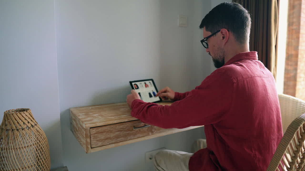 hombre navegando por la ropa en línea en una tableta