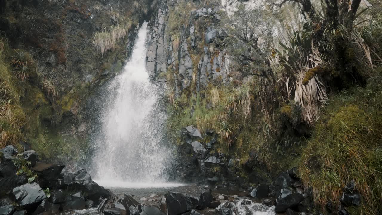 impresionantes vistas de las cascadas desde las altas montañas del río en el parque nacional cayambe coca cerca de papallacta, ecuador
