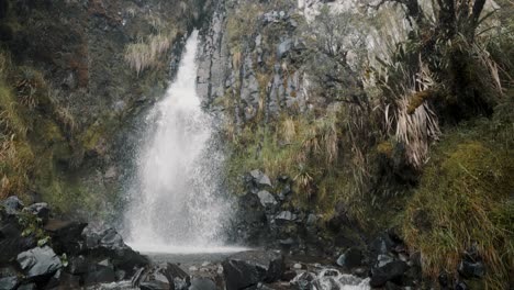 Impresionante-Vista-De-Las-Cascadas-De-Las-Altas-Montañas-Del-Río-En-El-Parque-Nacional-Cayambe-Coca-Cerca-De-Papallacta,-Ecuador