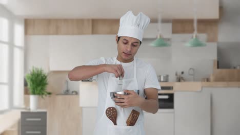 cocinero profesional indio diciendo receta
