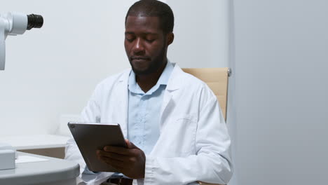 ophthalmologist in the clinic