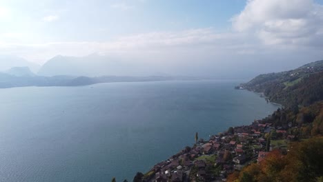 drone vuela alto sobre un hermoso lago suizo, un paisaje impresionante