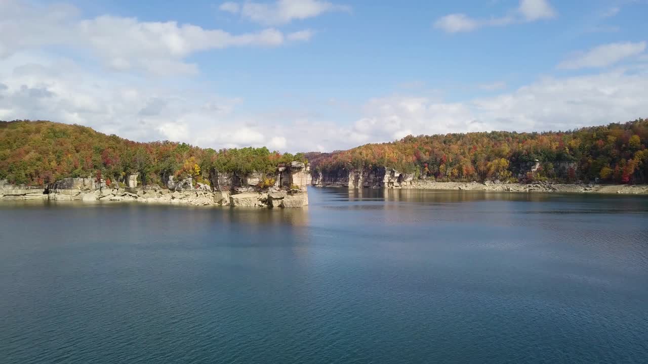 웨스트 버지니아의 강 협곡 입구를 통해 느린 공중 돌리