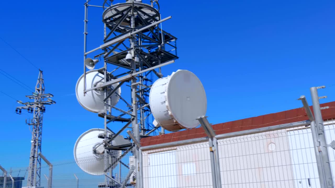 산 꼭대기 에 회전 하는 전파 탐지 안테나 를 가진 기상 레이더