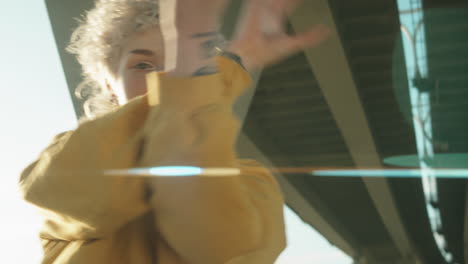 joven bailarina que realiza vogue al aire libre