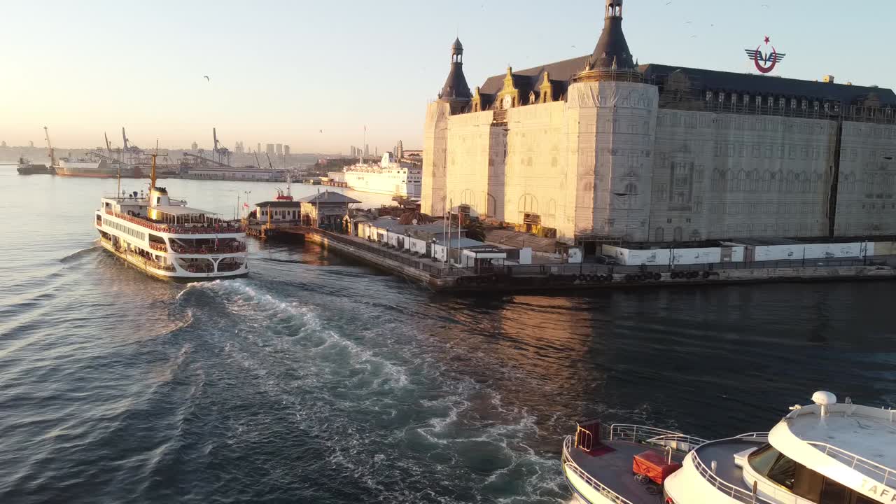 해가 질 때 보스포러스 해협에서 바라본 하이다르파사 기차역