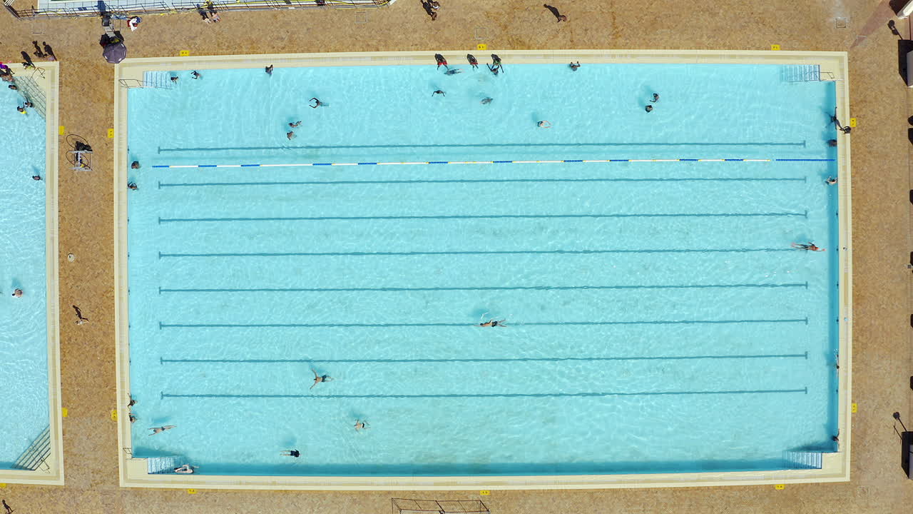 사람 들 이 있는 공공 수영장 의 공중 사진