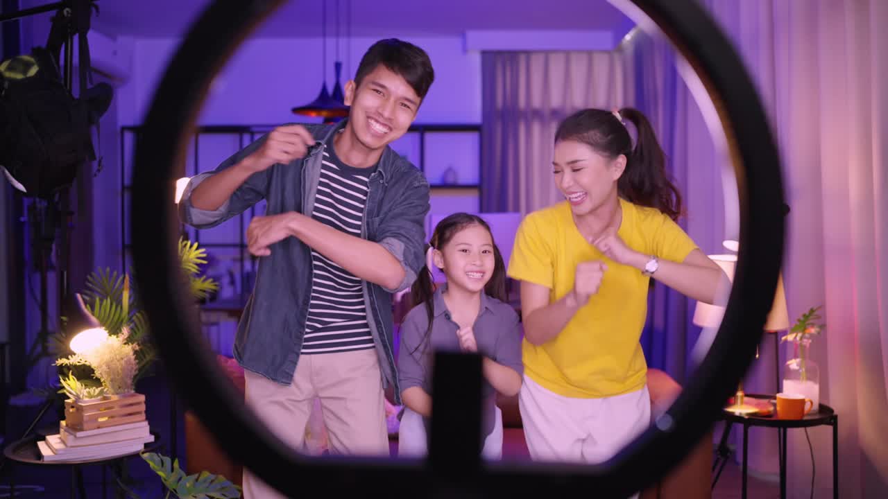 아시안 부모와 딸이 춤을 추고 모바일로 vlog 또는 소셜 미디어를 사용하여 집에서 춤추고 재미있는 운동 활동 일요일 아침 어머니와 딸 소셜 미디어는 춤을 춘다.