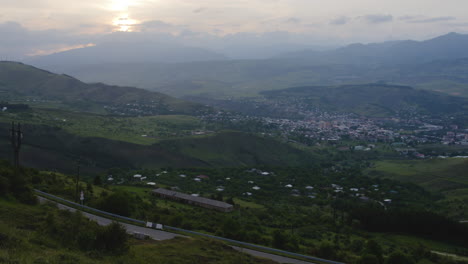 Región-Y-Ciudad-De-Akhaltsikhe-Debajo-Del-Cielo-Nublado-Del-Atardecer-En-Georgia