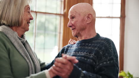 Feliz-Pareja-De-Ancianos,-Bailando-Y-En-Casa-Con-Amor