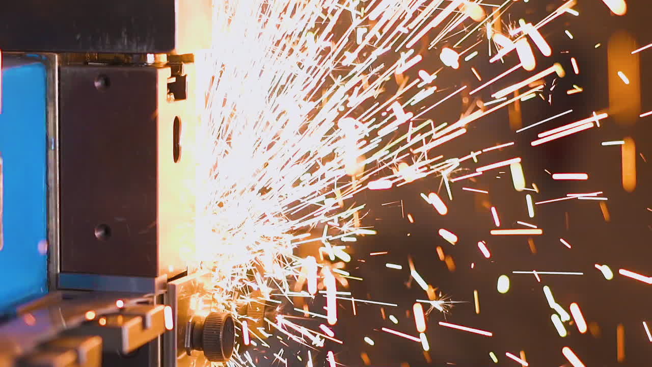 스페셜 머신 용접 밴드는 가게에서 불꽃 샤워를 보았다