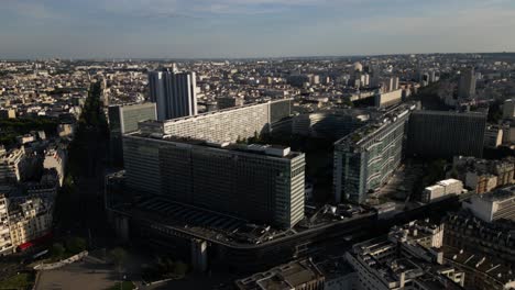 Außenansicht-Des-Bahnhofs-Montparnasse,-Paris-In-Frankreich