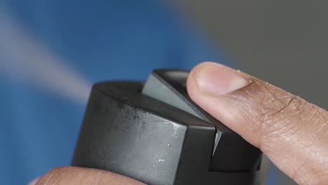 persona que utiliza el frasco de pulverización